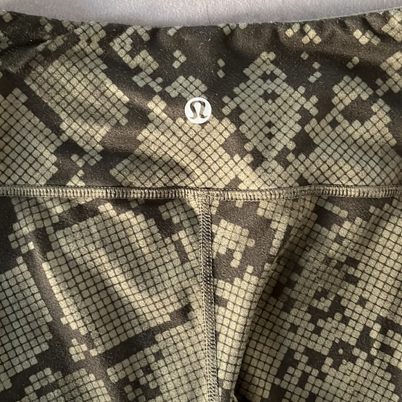 LuluLemon Wunder Under Ziggy Snake skin crop leggings size 2 - Picture 3 of 6